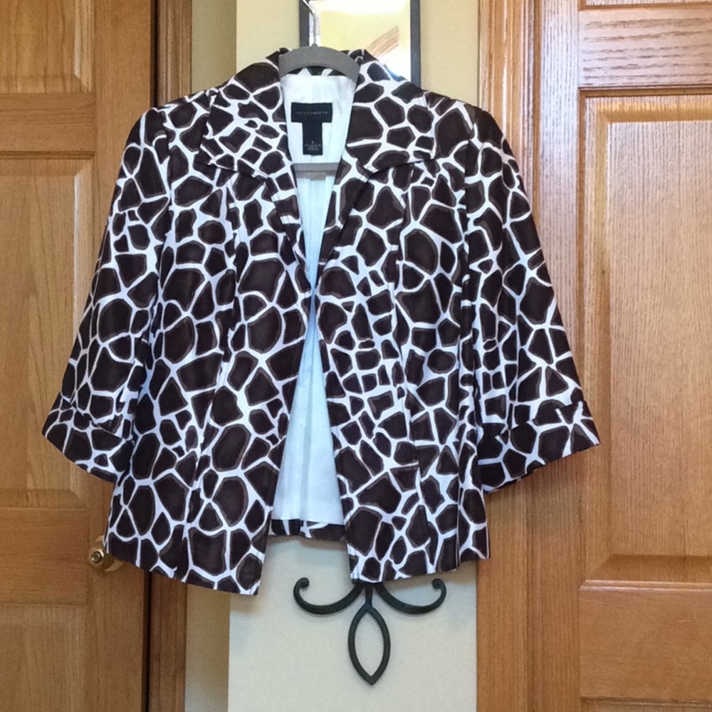 Animal print jacket with 3/4 sleeves.